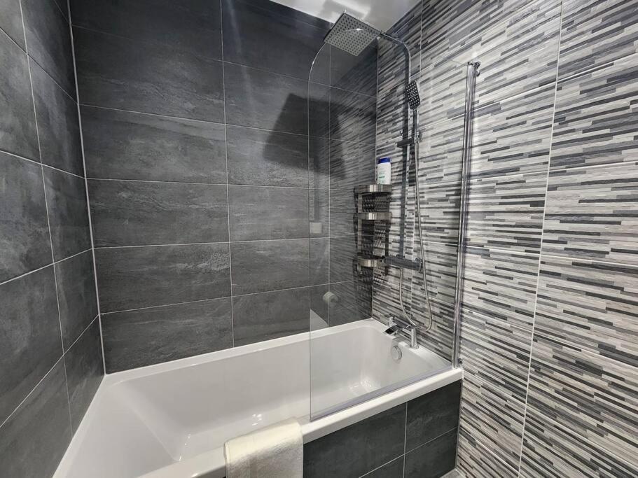 Paradigm Court, Brand New 2-bedroom Flat4, Apartment *